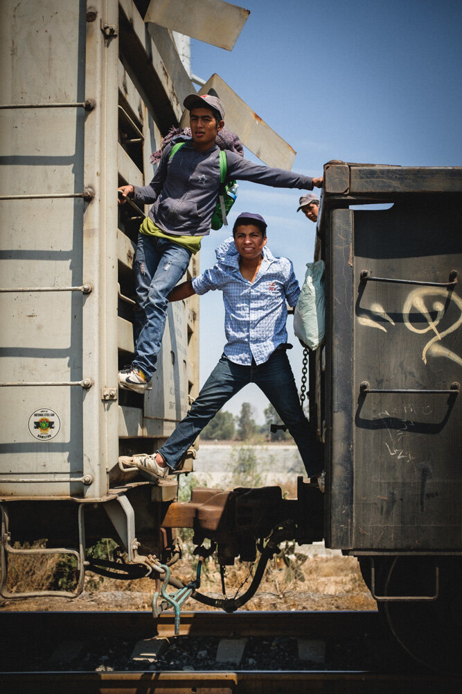  Des migrants à bord du train qui va vers les USA. Bojay, Mexique. Février 2016 // Migrants on the train going to the USA. Bojay, Mexico. February 2016.  Story Mexico Migrations ►  