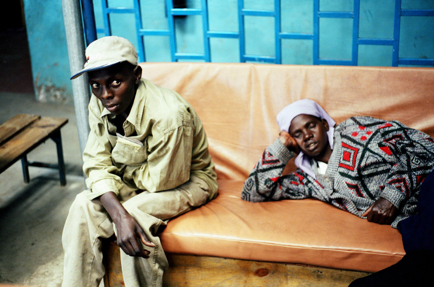 Un homme attend un diagnostic dans la salle d'attente de la clinique SIDA du bidonville de Matharé. Avec Médecins Sans Frontières, dans la lutte pour l'accès aux médicaments essentiels. Nairobi, Kenya. Mars 2005 // A man waits for a diagnosis in the