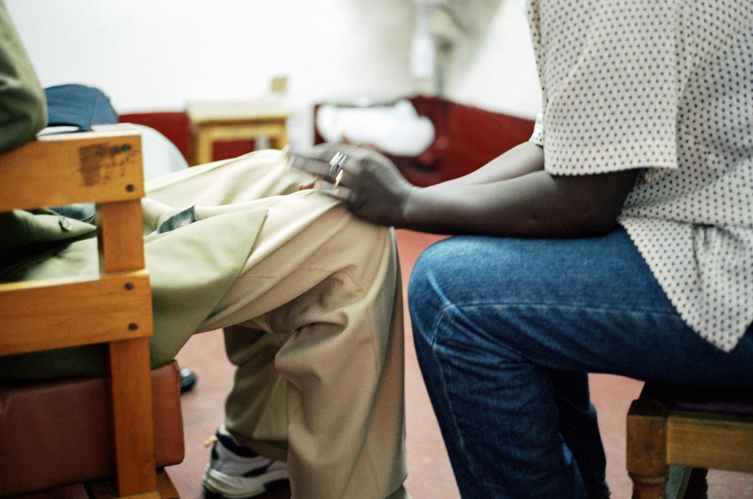  Le mari est pris en charge par une conseillère médicale de MSF, qui va l'accompagner dans son protocole de soins. Dans la clinique SIDA du bidonville de Matharé. Avec Médecins Sans Frontières, dans la lutte pour l'accès aux médicaments essentiels. N