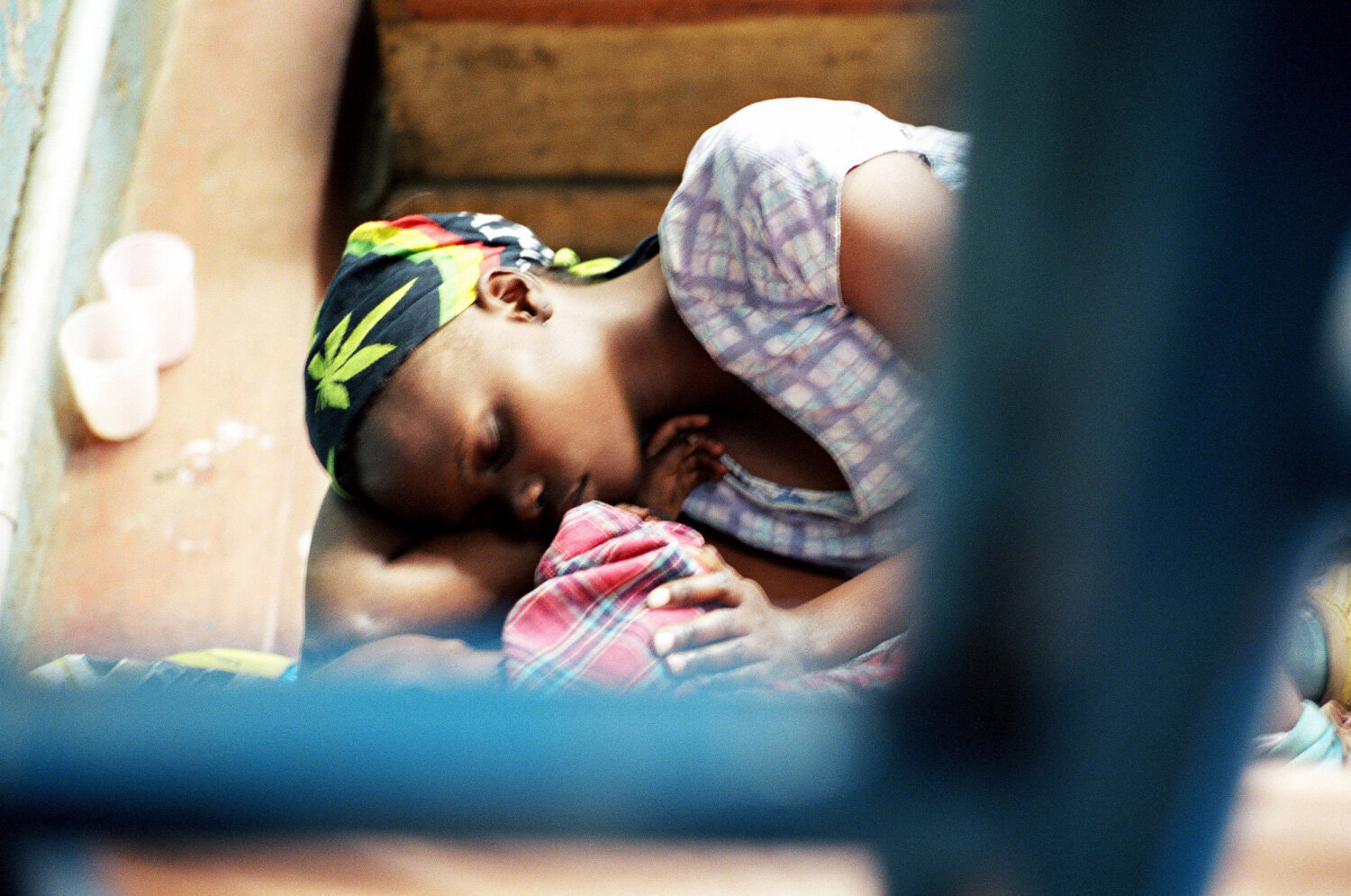  Une femme et son bébé dorment sur un banc de la salle d'attente de la clinique SIDA du bidonville de Matharé. Les temps d'attente sont très longs : MSF procède à plus de 100 consultations par jour. Avec Médecins Sans Frontières, dans la lutte pour l