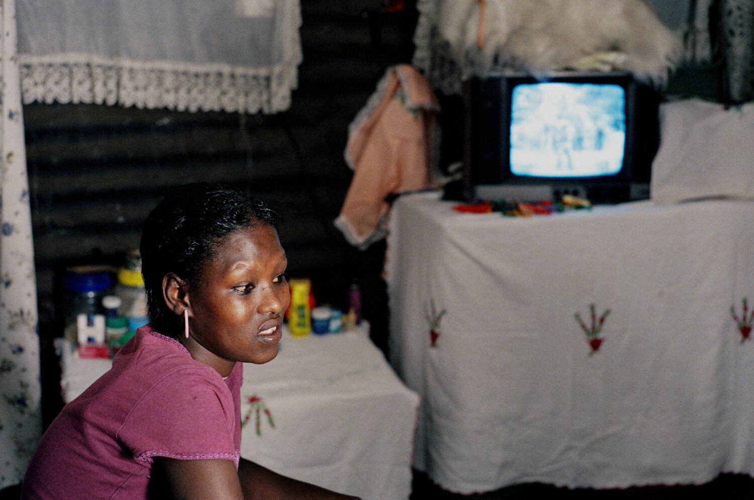  Une femme chez elle, au coeur du bidonville de Matharé. Elle est soignée sous ARV par la clinique SIDA de MSF. Elle va de mieux en mieux, elle a retrouvé la santé et un travail. Avec Médecins Sans Frontières, dans la lutte pour l'accès aux médicamen