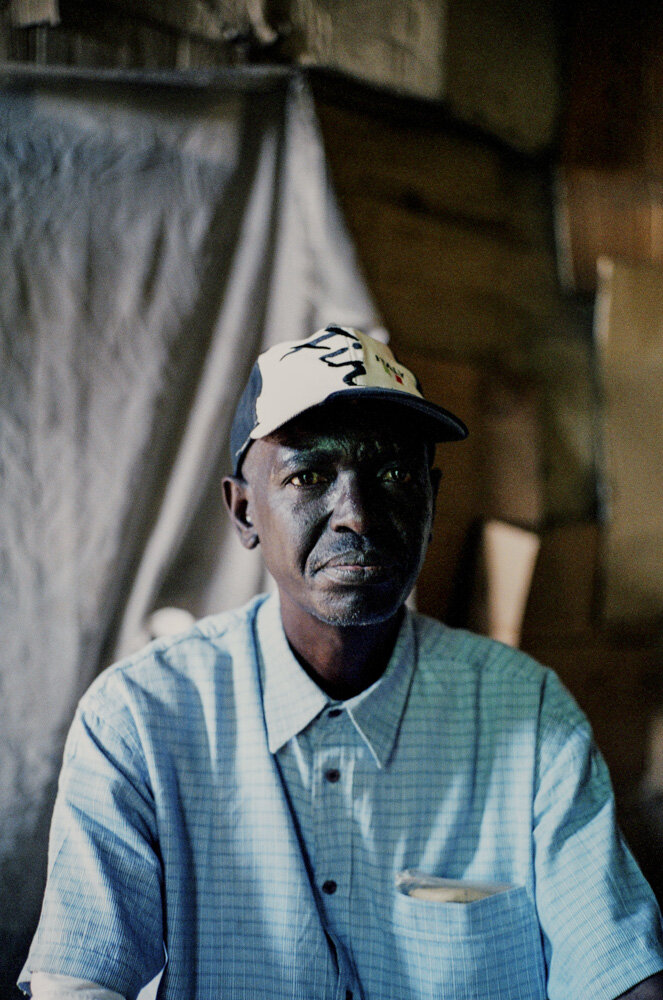  Une homme chez lui, au coeur du bidonville de Matharé. Il est soigné sous ARV par la clinique SIDA de MSF. Le traitement était très dur au début, il a même pensé tout arrêté. Il va de mieux en mieux, Il a retrouvé la santé et un travail. Avec Médeci