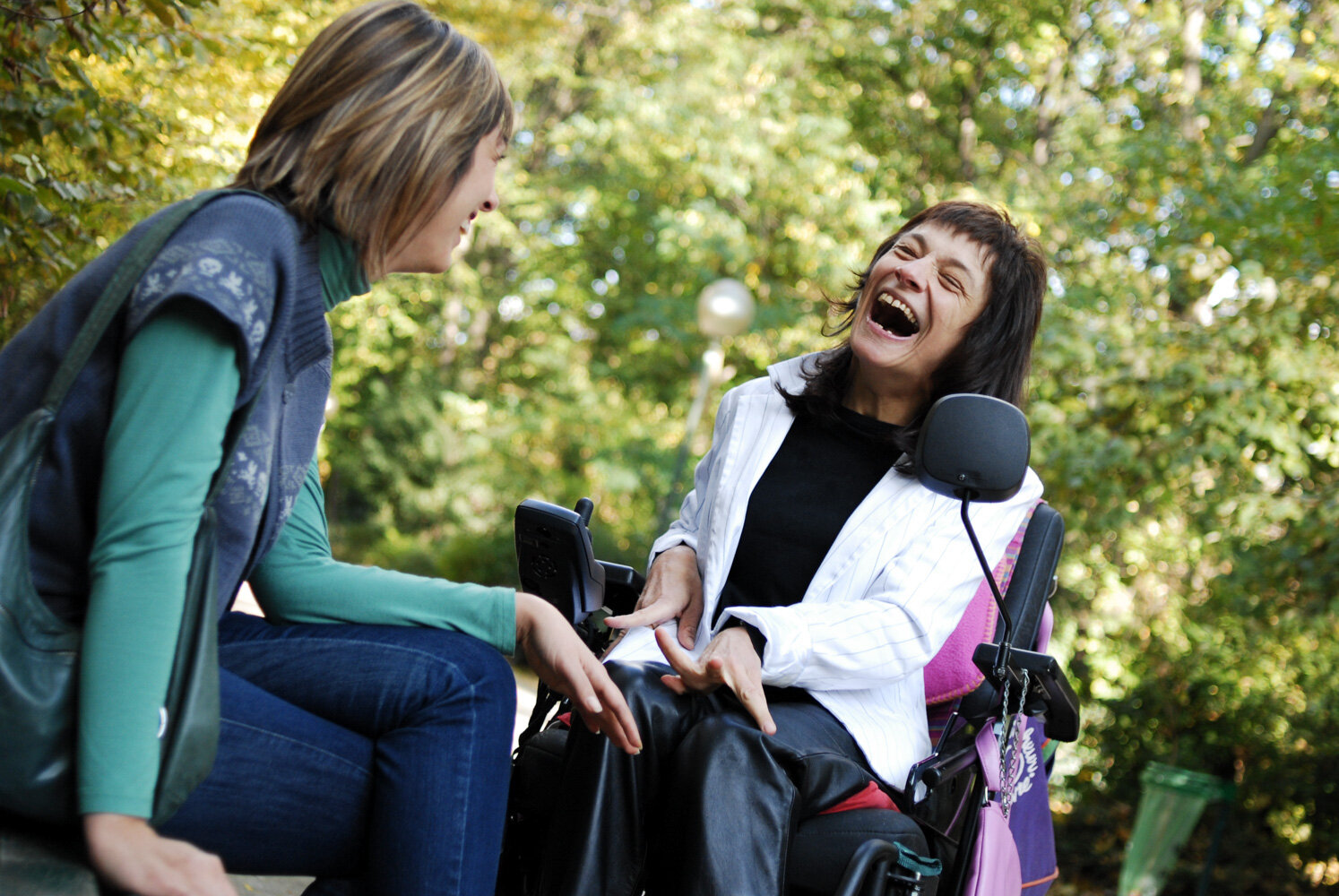  Échanges entre une personne en situation de handicap et une salariée d'APF France Handicap afin de témoigner sur les difficultés d'élocution . Avec APF France Handicap. Paris, France. Octobre 2008 // Exchanges between a person with a disability and 