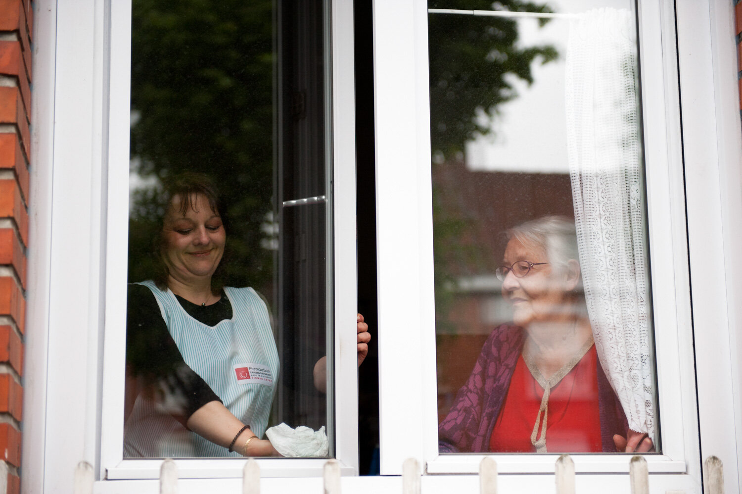  Une aide à domicile fait le ménage chez une personne âgée. Avec la Fondation Partage et Vie. Douai, France. Mai 2013 // A home aide does the housework for an elderly person. With the Partage et Vie Foundation. Douai, France. May 2013. 