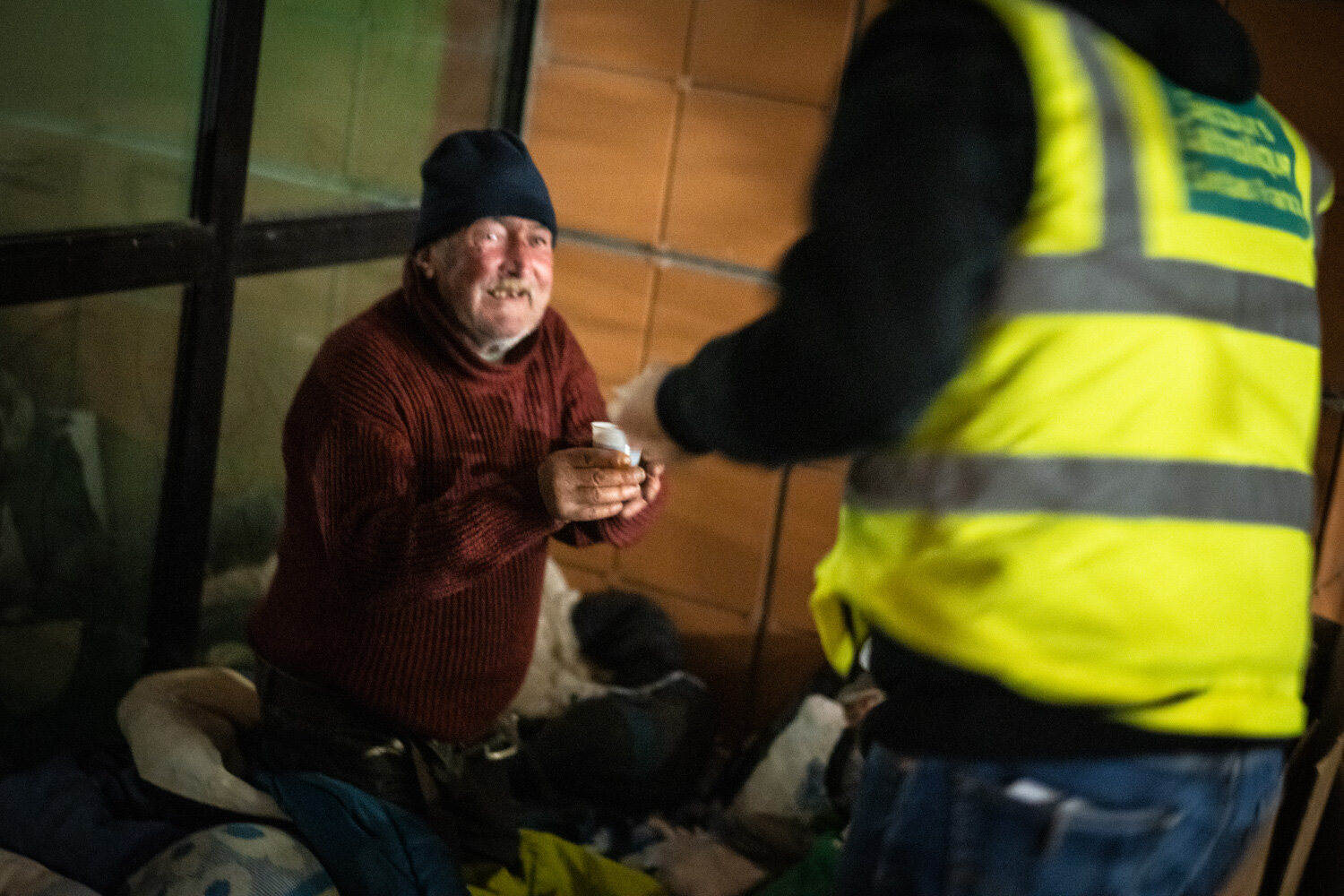  Les bénévoles d'une maraude de nuit échangent avec un sans abris. Avec Caritas France. Toulouse, France. Décembre 2019 // The volunteers of a night maraud exchange with a homeless person. With Caritas France. Toulouse, France. December 2019. 