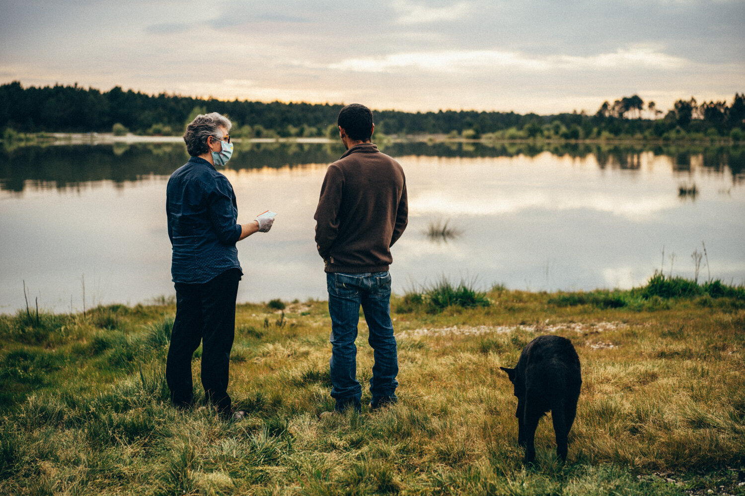  Epidémie de coronavirus. Un jeune homme vit dans un camion au bord d'un lac d'un village isolé en périphérie de Bordeaux. Une bénévole vient lui porter des chèques services. Avec Caritas France. Martillac, le 7 avril 2020 // Coronavirus epidemic. A 