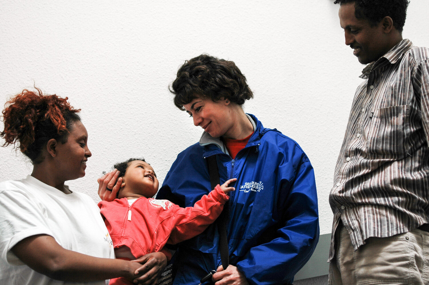  Une bénévole rend visite à une famille de migrants logés temporairement dans un hôtel. Avec Caritas France. Calais, France. Avril 2006 // A volunteer visits a family of migrants temporarily staying in a hotel. With Caritas France. Calais, France. Ap