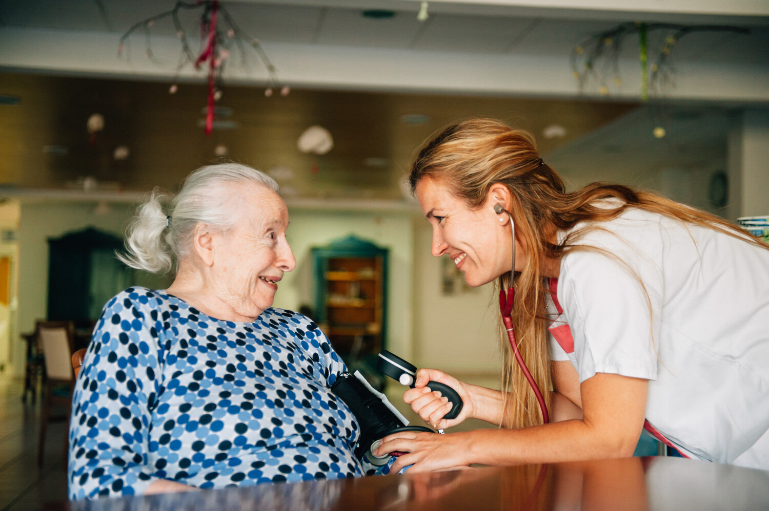  Vie quotidienne dans un EHPAD entre une personne âgée et une soignante. Avec la Fondation Partage et Vie. Smarves, France. Septembre 2018 // Daily life in a nursing home between an elderly person and a caregiver. With the Partage et Vie Foundation. 