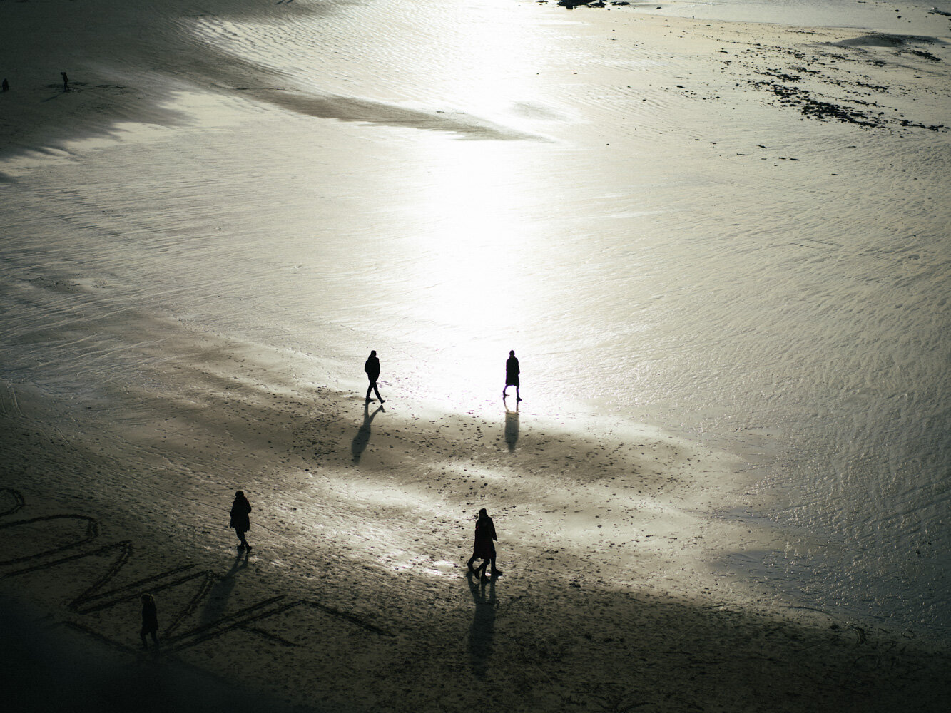  Marcheurs sur la plage. Saint Malo, France. Décembre 2019 // Walkers on the beach. Saint Malo, France. December 2019. 