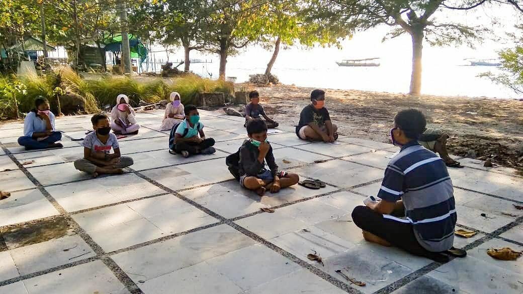 Quizz time on Gili Meno. 📚
It&rsquo;s important that the children don&rsquo;t spend too much time away from the classroom - as they&rsquo;ve already built really strong foundations in their language studies that we want to encourage them to keep pra