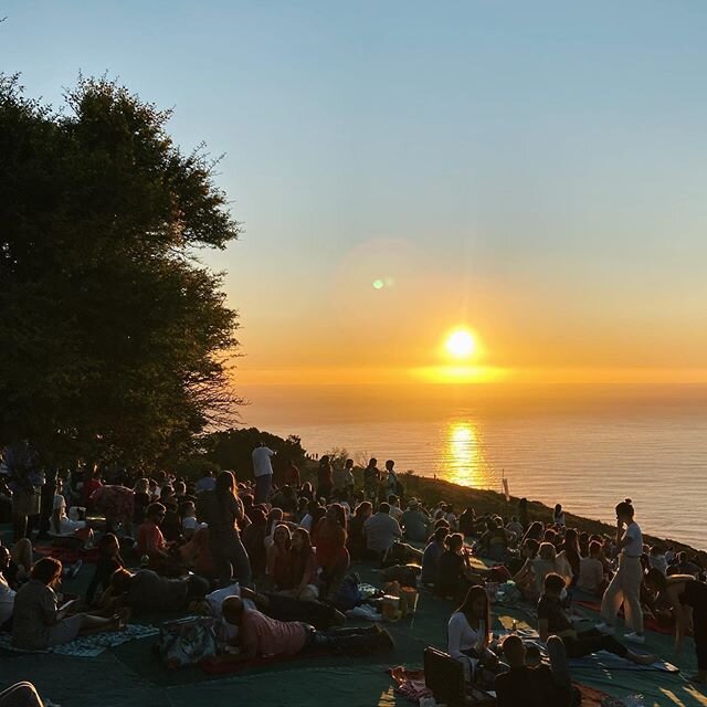 (Weekend) evenings should always be like this... #capetown #signalhill #sundown Cheers to a lovely evening! #capetownmag #escape