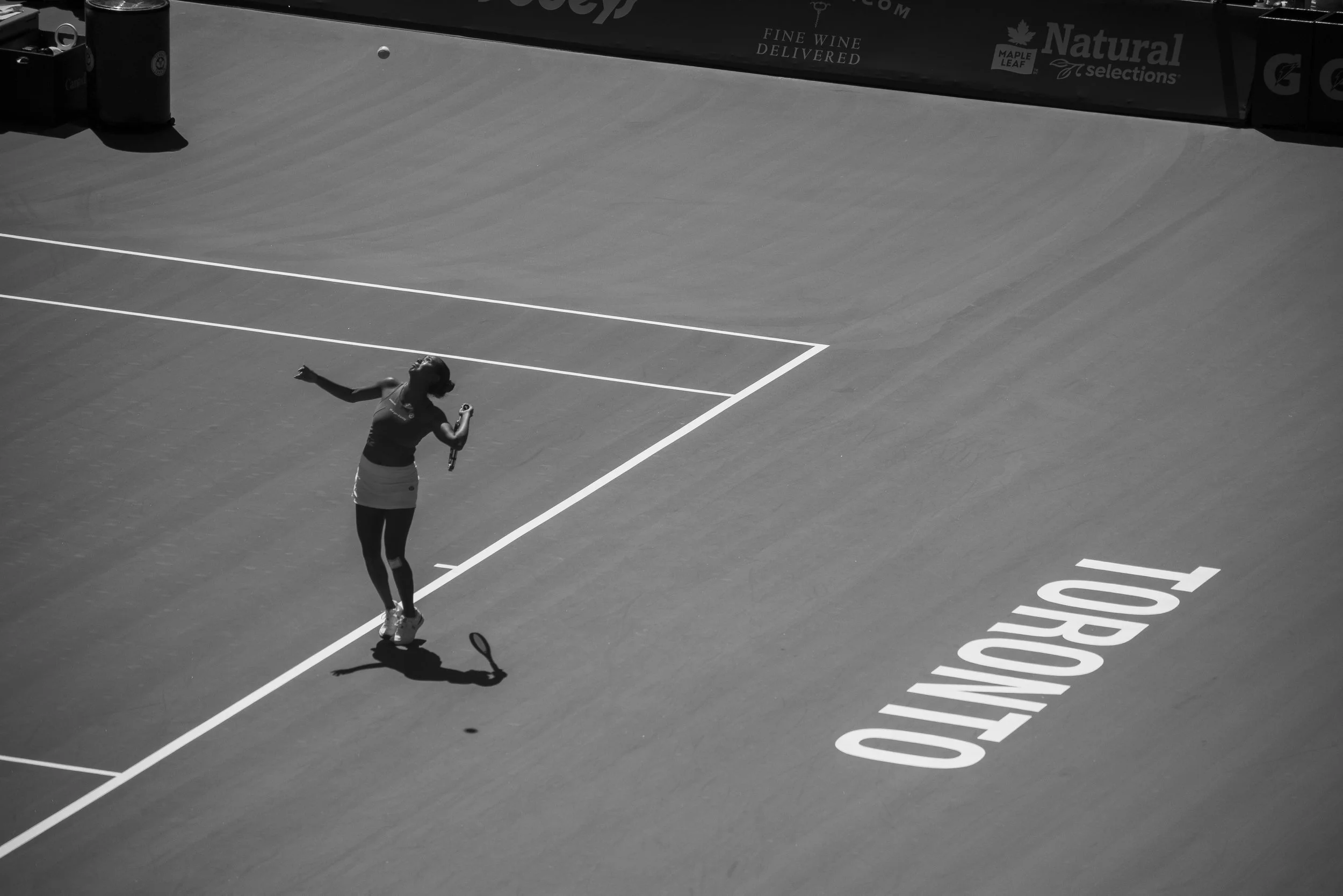 Leylah Annie Fernandez serves during her Round of 32 match vs. Beatriz Haddad Maia at the National Bank Open. August 10, 2022. (Kaj Larsen photo for Tennis Canada)