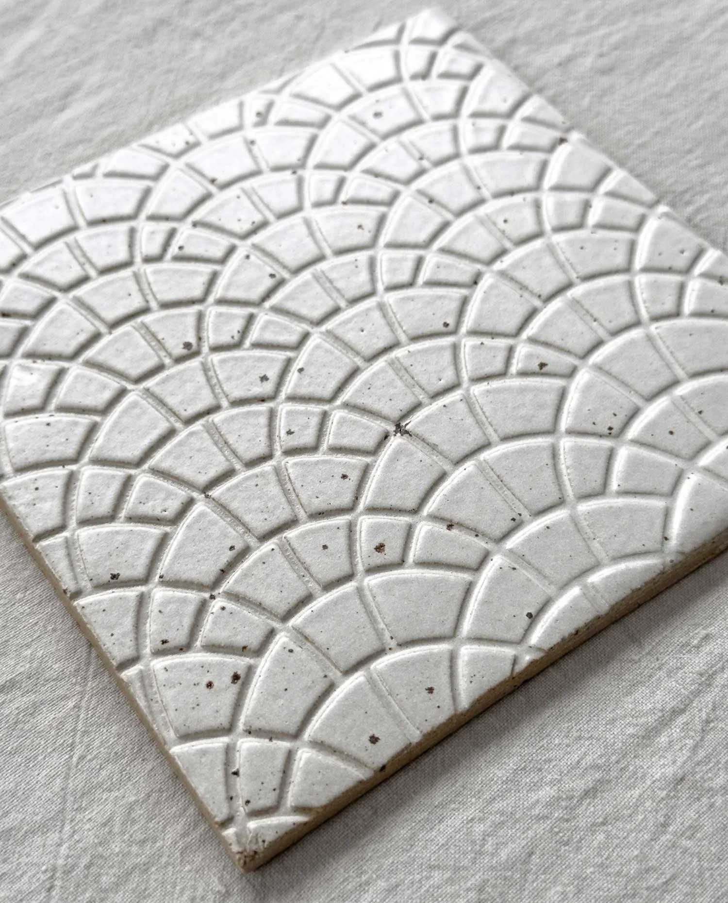 15_03_EveryStory_HandmadeCeramicTile_Solea_Detail.webp