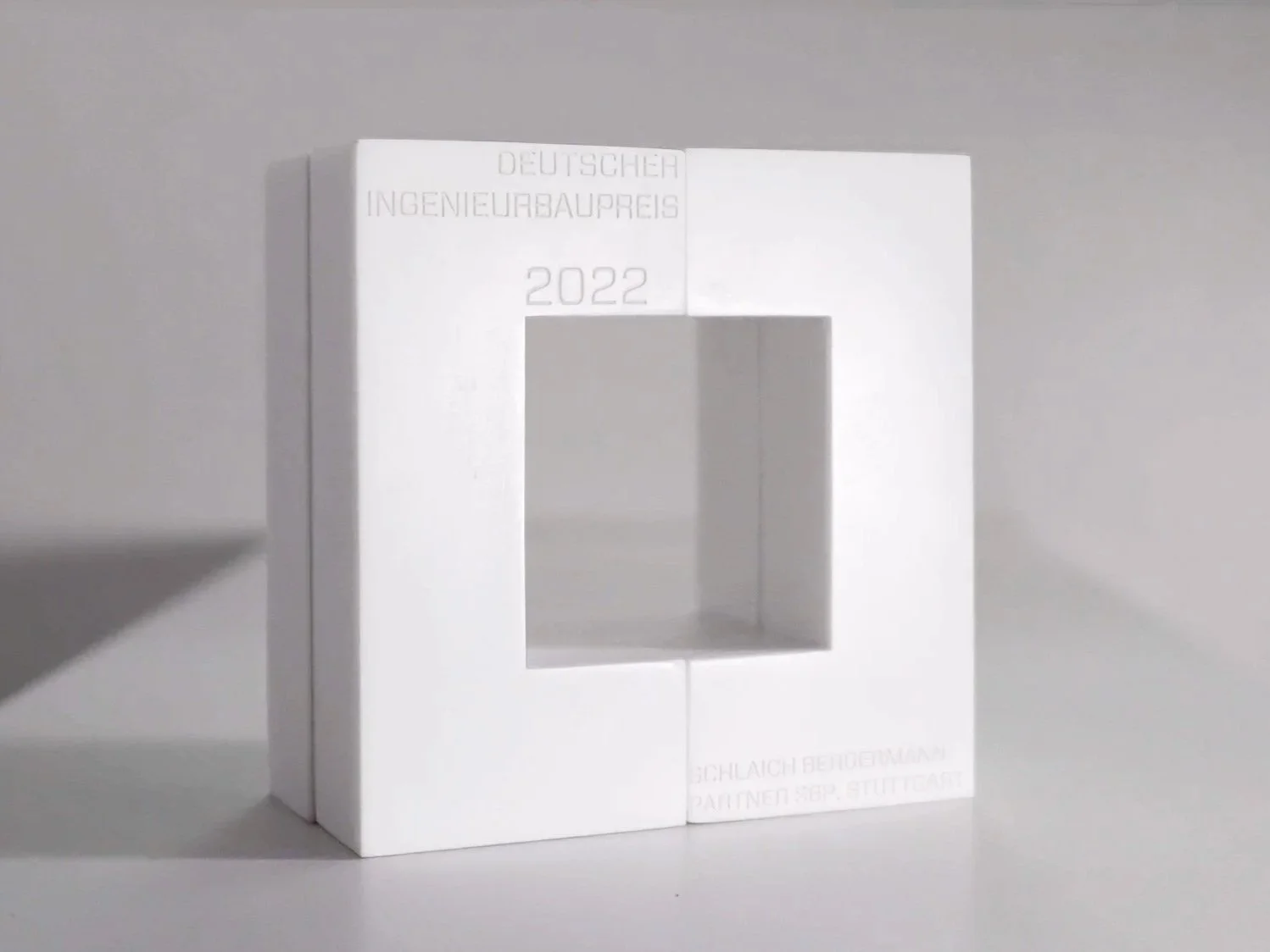 Weiße Baustein mit Text in deutscher Sprache zum Deutschen Ingenieurbaupreis 2022.