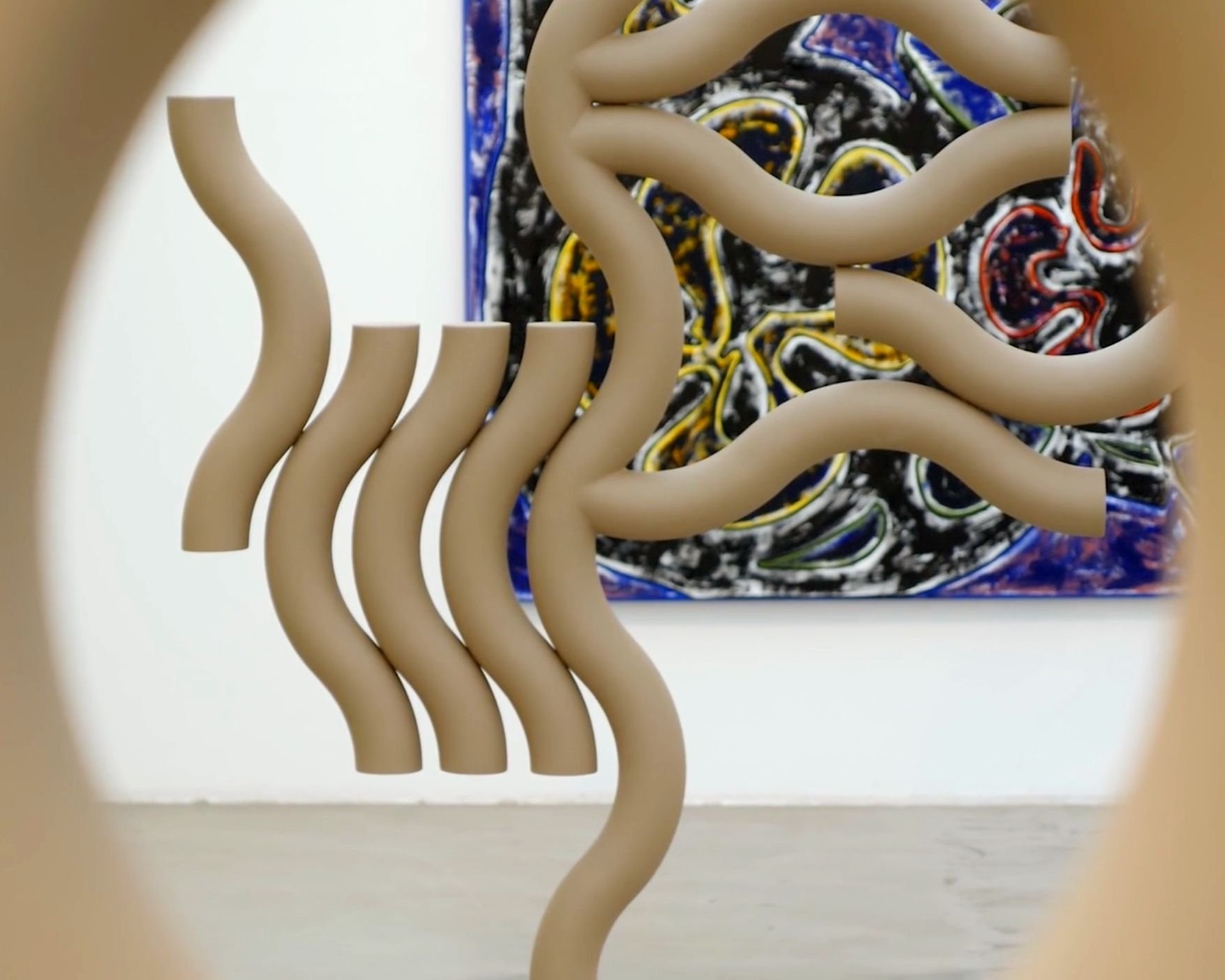 Kunstwerk mit abstraktem Muster und mehreren langen, gebogenen, beigefarbenen Röhren, die im Vordergrund stehen, vor einem gemalten Hintergrund mit geschwungenen Linien in verschiedenen Farben.