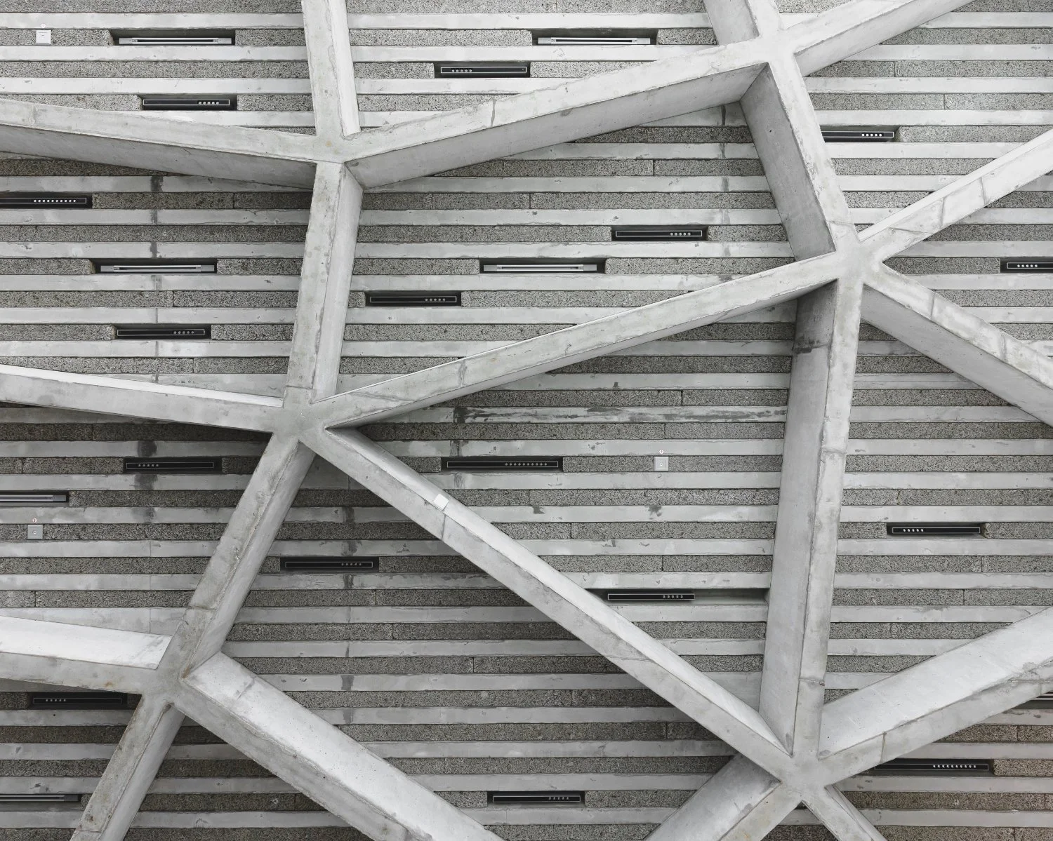 Moderner Betonstruktur mit geometrischem Design an einem Gebäude