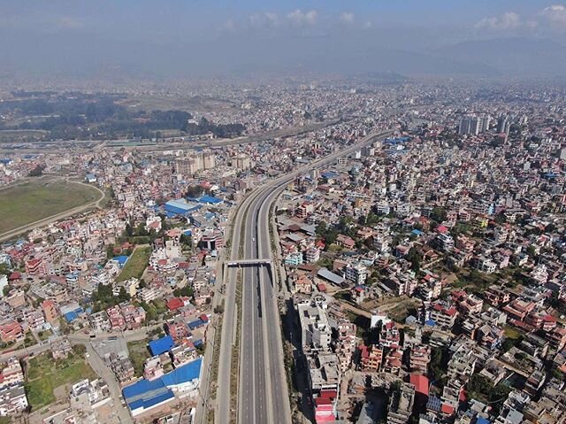An unusual sight in Nepal. 🚗 Kathmandu's normally congested roadways are almost completely clear as the entire country pauses under a mandatory one week lockdown aimed at preventing the spread of COVID-19.⁣
⁣
📷 Bikram Rai | Nepali Times ⁣
⁣