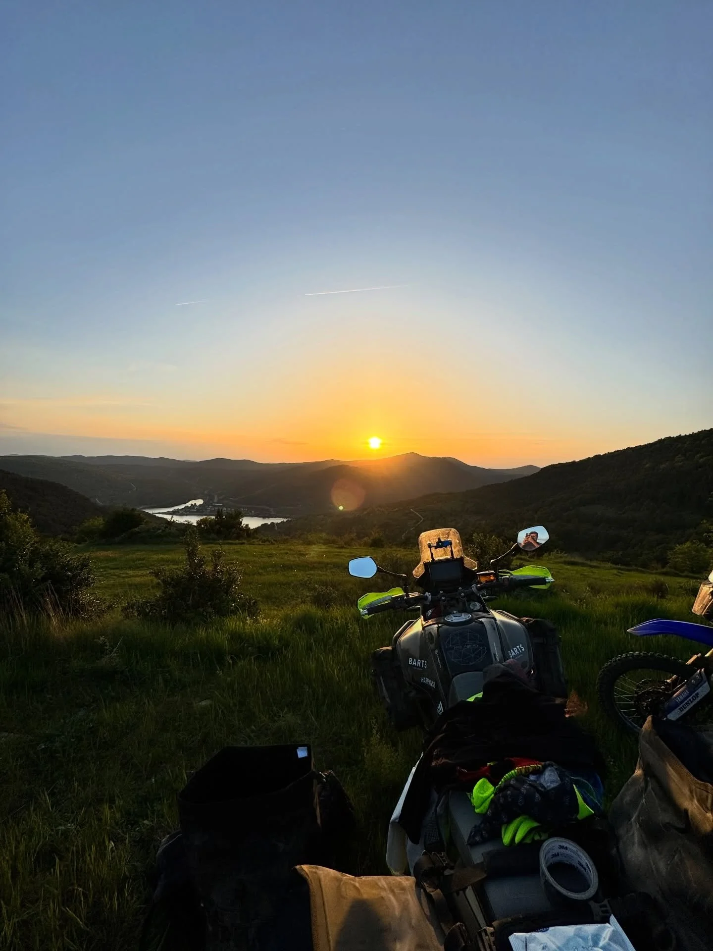 DENERI TRANSPYRENEA OFFROAD 

Quatre jours suspendus sur les traces du TET. 
Six motos, une m&ecirc;me ligne d&rsquo;horizon. 

Des paysages bruts, presque irr&eacute;els. 
Quelques impr&eacute;vus&hellip; toujours d&eacute;pass&eacute;s ensemble. 
L
