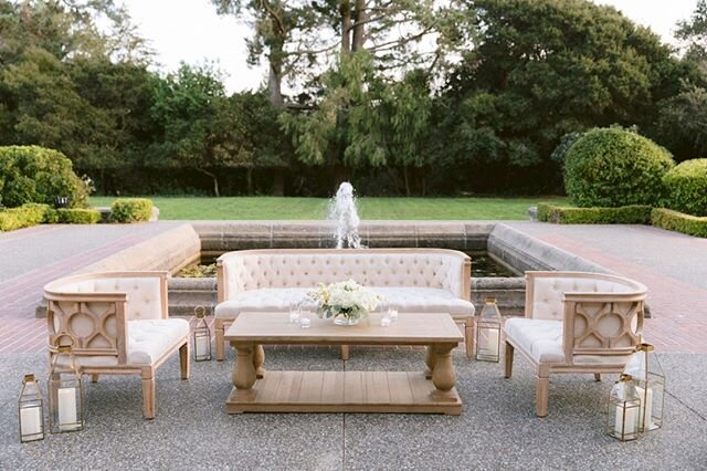 Pretty lounge seating is the perfect addition to cocktail hour, and is such a great way to enhance your overall design. This set from @standardpartyrentals is still a favorite of mine. Isn&rsquo;t it lovely? @theedgeswed | @hunt_littlefield