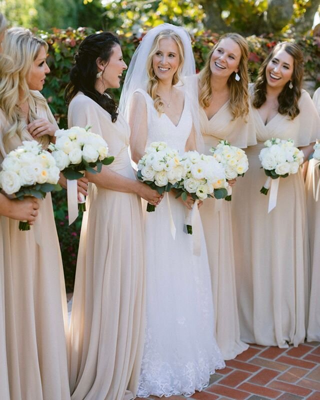 Classic never goes out of style! How beautiful is Sofia and her #bridesquad? @theedgeswed | @themakeupdolls | @kinsleyjamescouturebridal | @hunt_littlefield