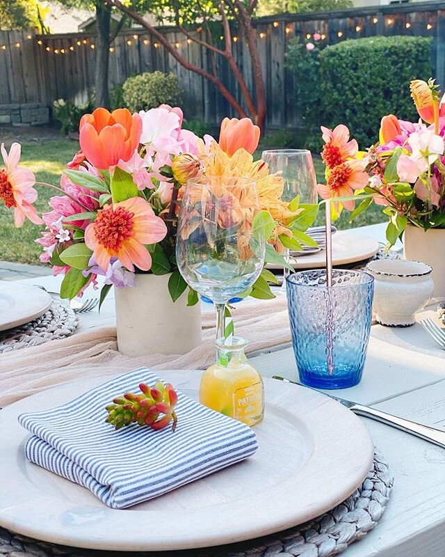 When it&rsquo;s time to time to fiesta with @youreventbyerin and @parkergraceevents, and it&rsquo;s also #nationalroséday... Erin out did herself! She hosted a fabulous dinner party last night, and set such a beautiful festive table! Cheers to laugh