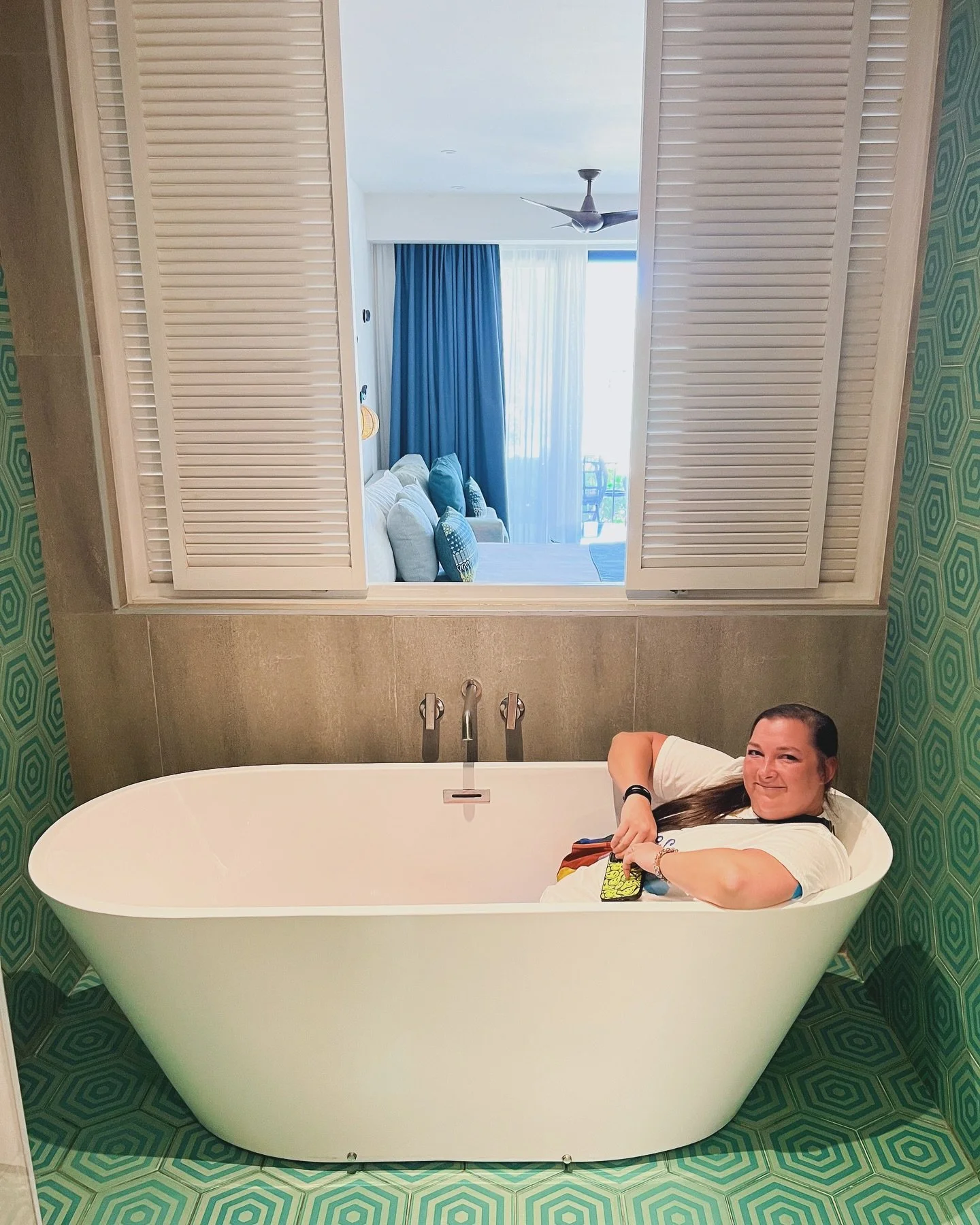 A free standing tub inside the shower?! We just had to try it out. 🛁🫧😌