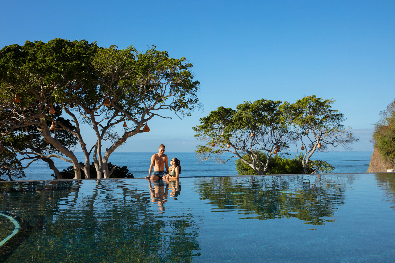 SEBMI-EXT-InfinityPool-Couple-1A-CB.png