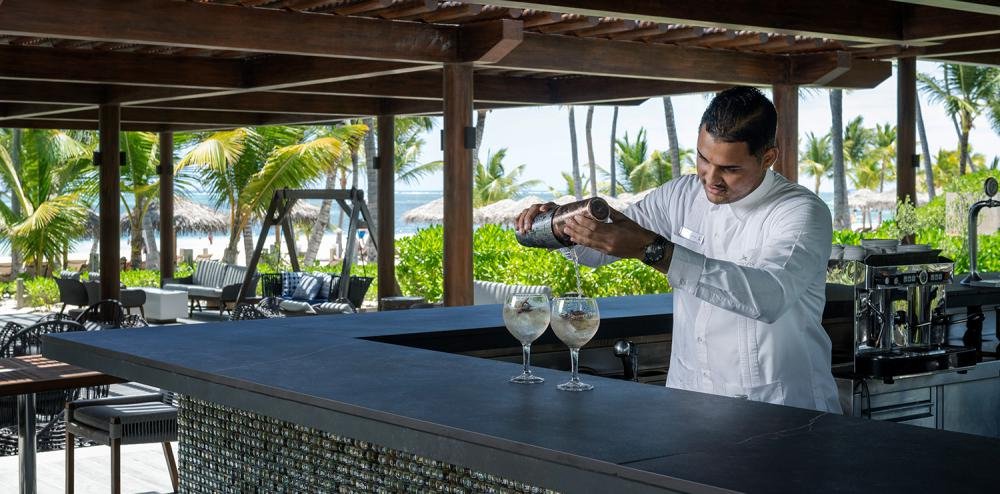 494-1000-camarero-unique-beach-bar-lopesan-costa-bavaro-punta-cana.jpg