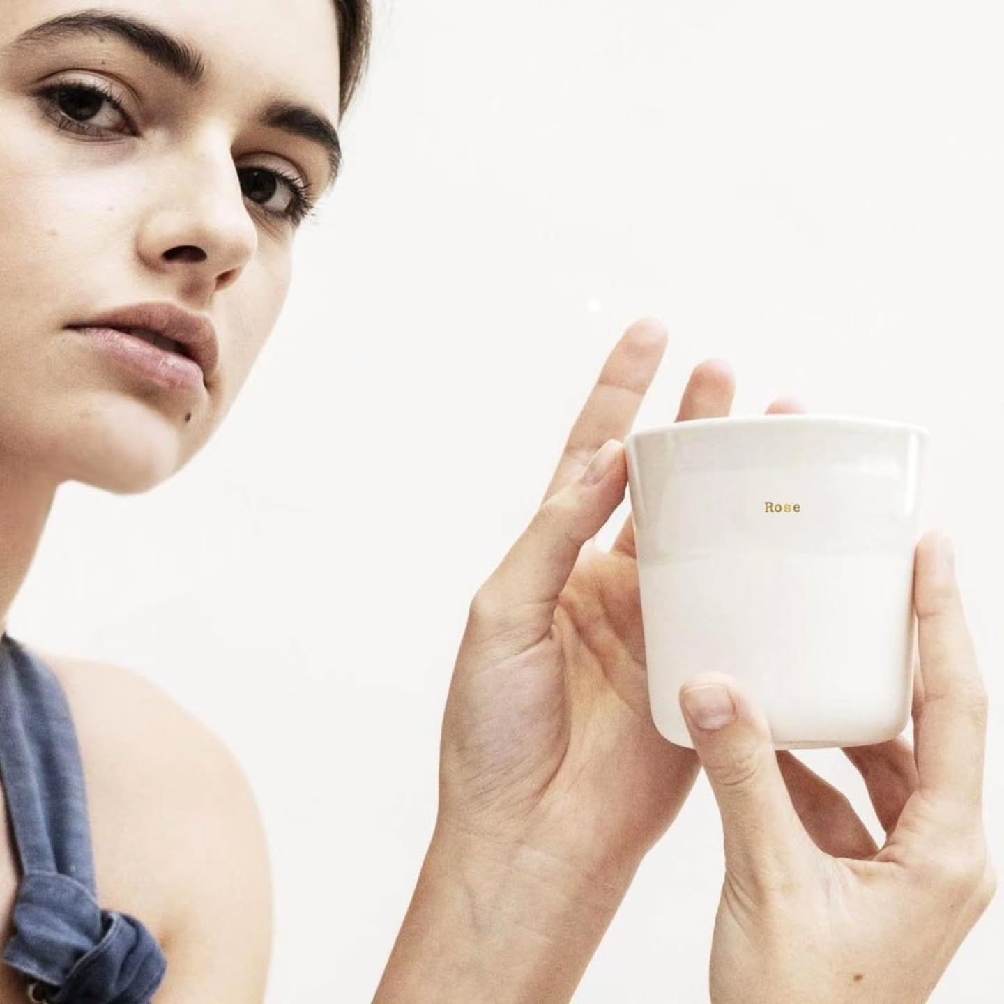 La timbale  &agrave; personnaliser d'un pr&eacute;nom or!

Une timbale en porcelaine fine, fa&ccedil;onn&eacute;e &agrave; la main.
Douce au toucher, l&eacute;g&egrave;re et solide

Elle se d&eacute;cline en nuances de rose, de blanc, lichen absynthe