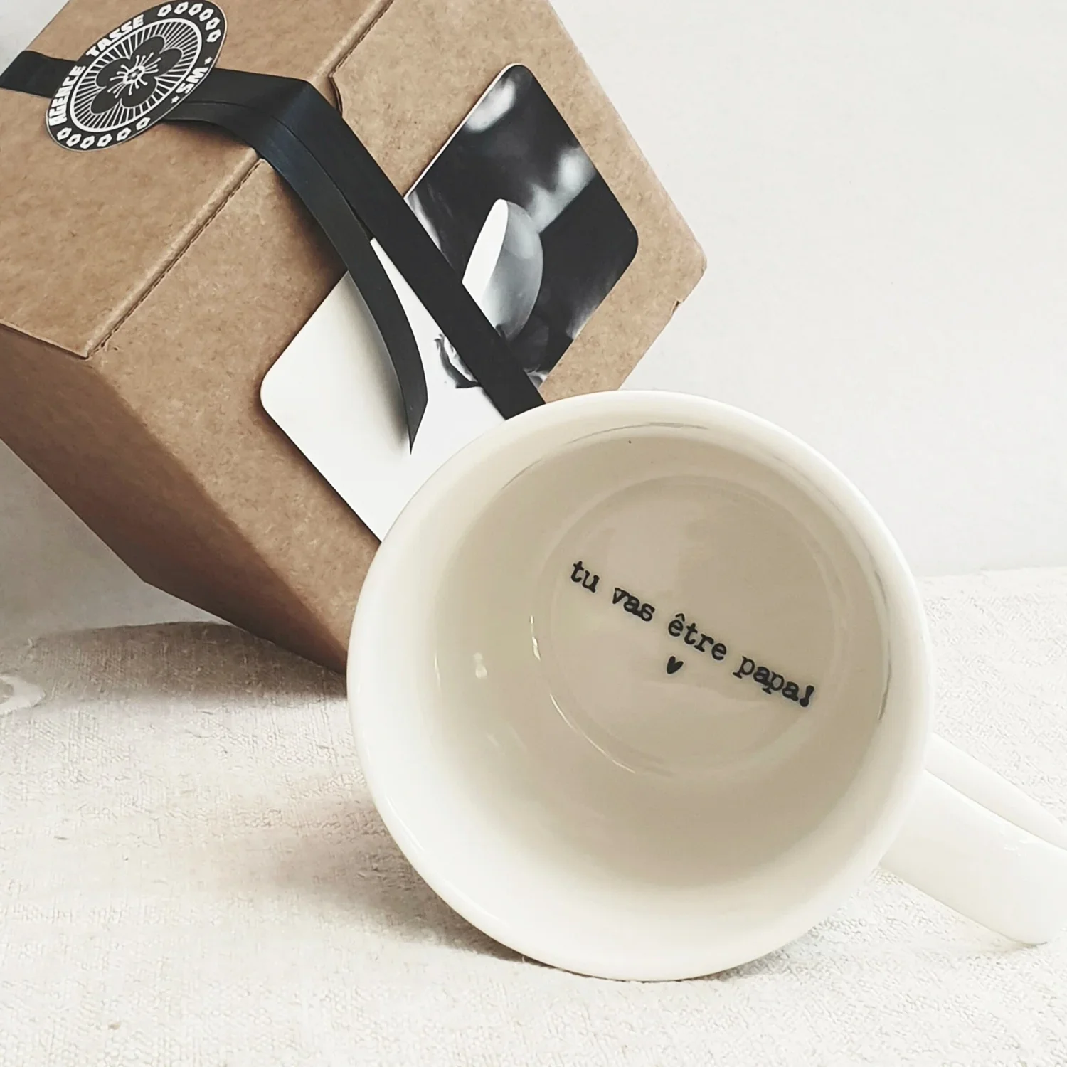 Une tasse blanche avec l'inscription "tu vas être papa!" et un cœur