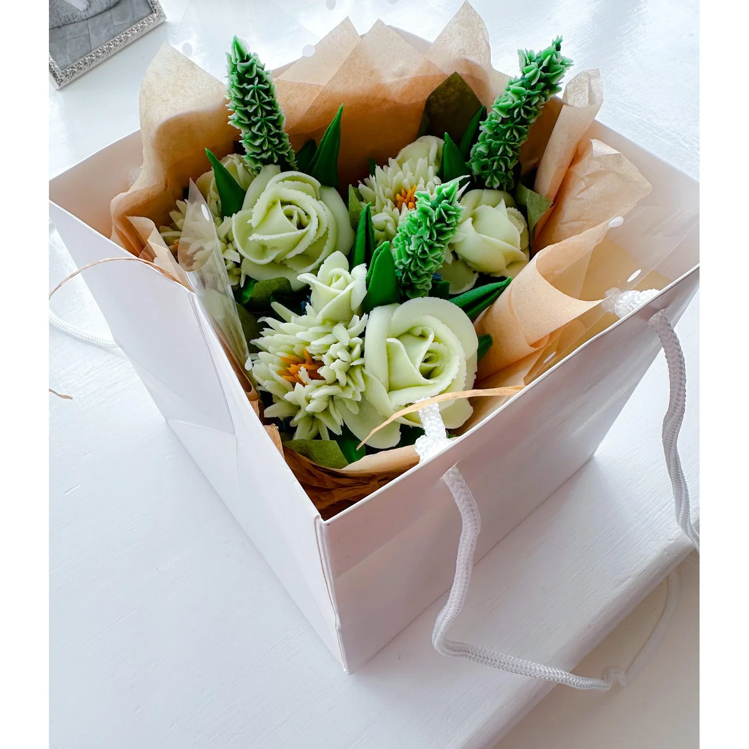 White 3/4 Cupcake Bouquet Bag