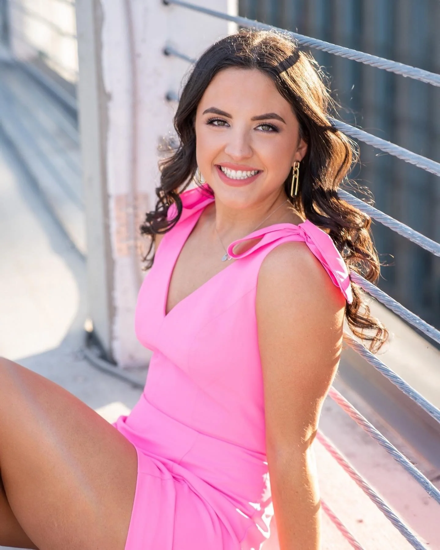 Class of 2025 - now is your time to reach out about senior photos -- even if you want to do them in the spring!! Our sessions include professional hair and makeup, a complete Style Guide to help you prepare for your session and expert (me!) guidance 