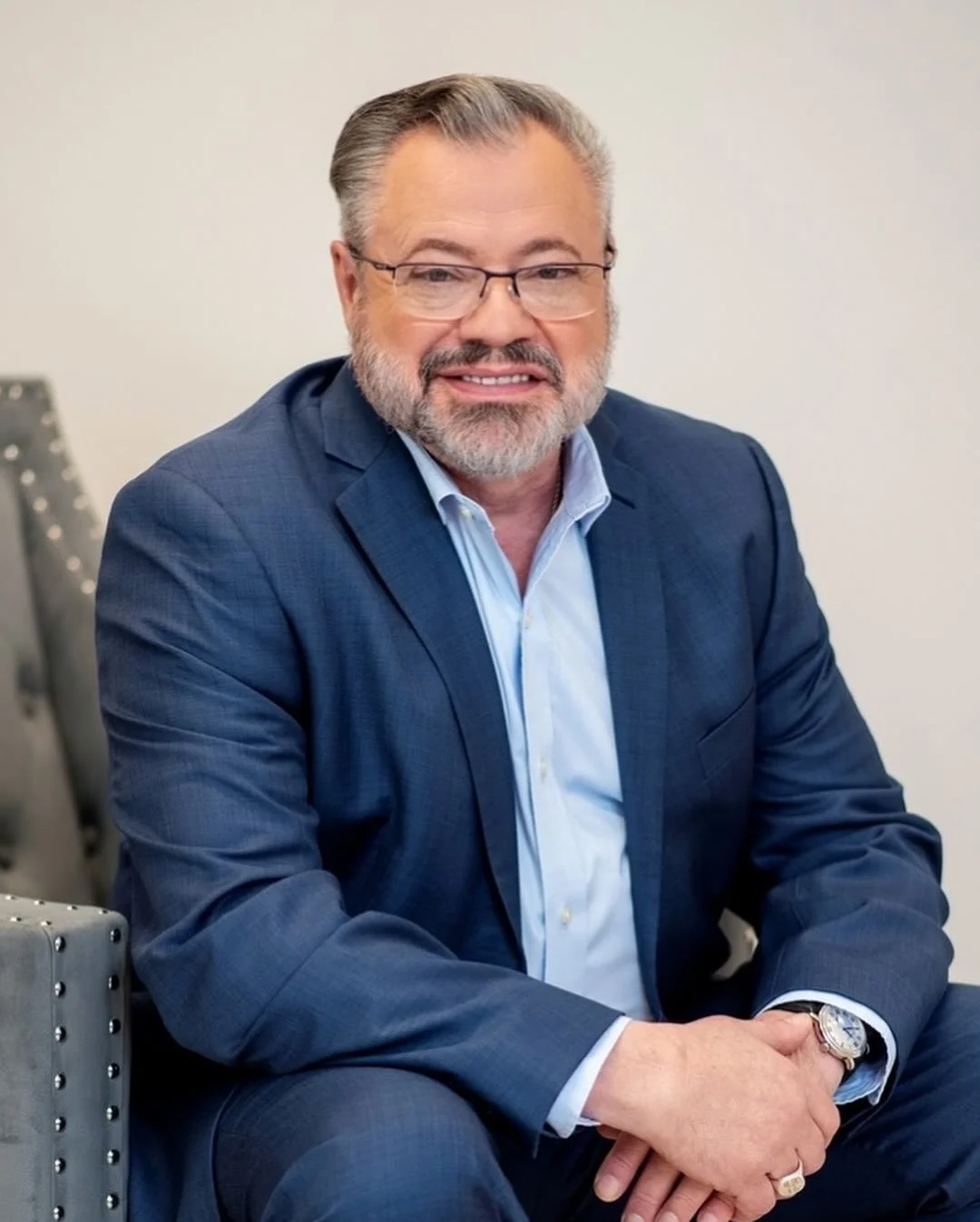 It’s time to ditch the outdated LinkedIn photo. Your headshot should look like you — confident, approachable, and current. My sessions are relaxed, easy, and yes… actually fun. No stiff poses here — just authentic images that