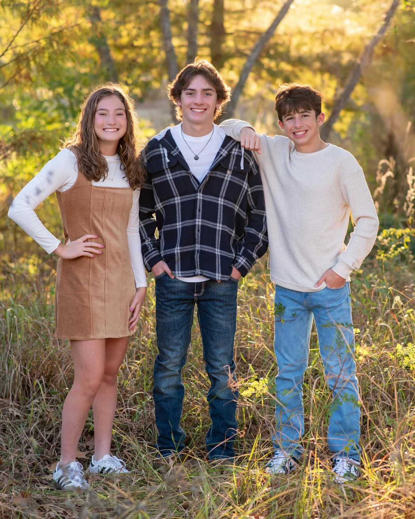 Sibling photoshoots are so fun - no one knows you like your brothers and sisters! I love the way these 3 made each other laugh! Peep one of the best coaches ever in the last pic! 💛🖤
⠀⠀⠀⠀⠀⠀⠀⠀⠀
⠀⠀⠀⠀⠀⠀⠀⠀⠀
#katyfamilyphotos #katyseniorportraits #katyph