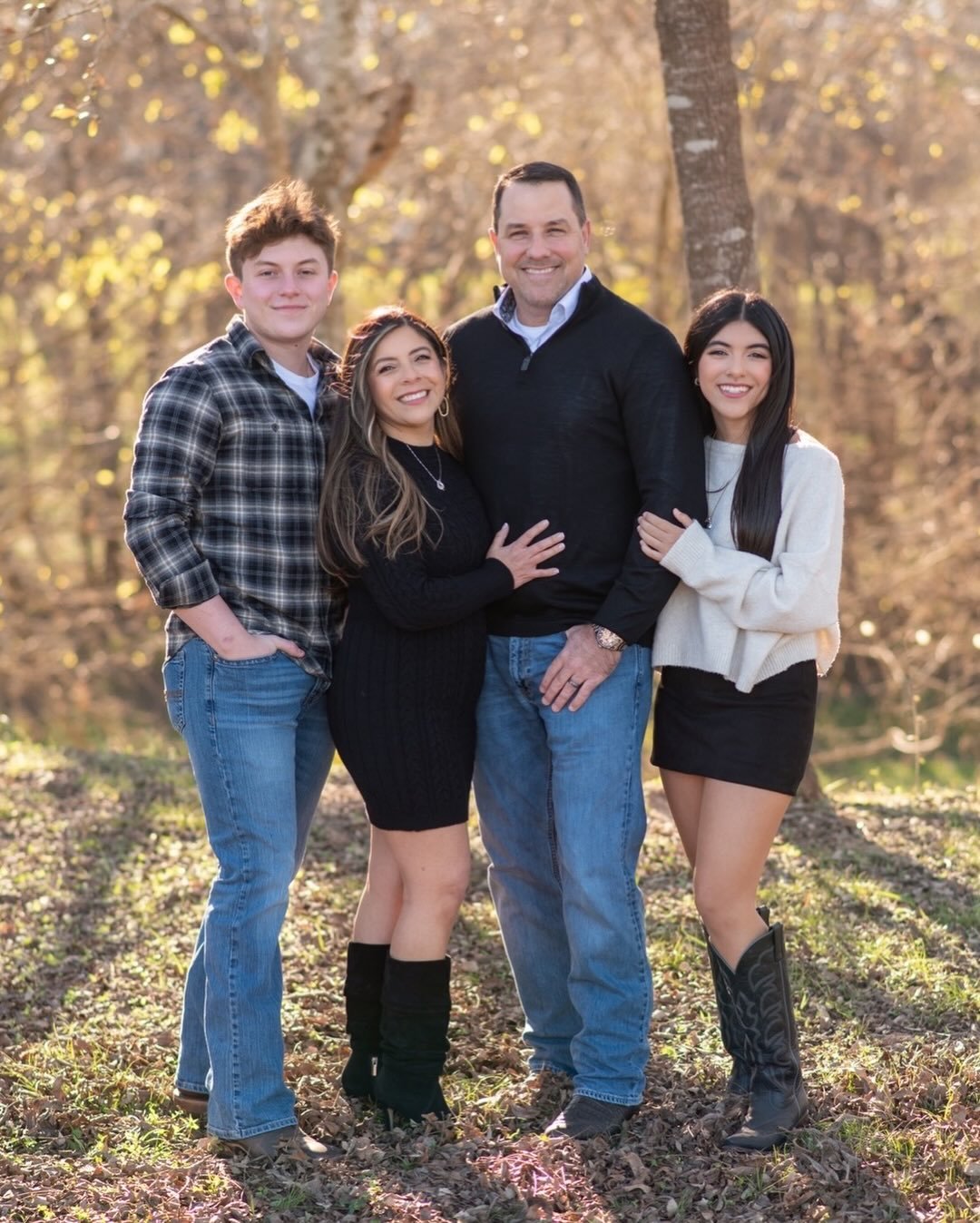Family session with The Books! Perfect day, so much fun! 🤩 
⠀⠀⠀⠀⠀⠀⠀⠀⠀
We do family sessions all year long - we are here when you are ready!
⠀⠀⠀⠀⠀⠀⠀⠀⠀
Makeup by @katielynn_beauty 
⠀⠀⠀⠀⠀⠀⠀⠀⠀
#katyphotographer #houstonphotographer #familyphotos