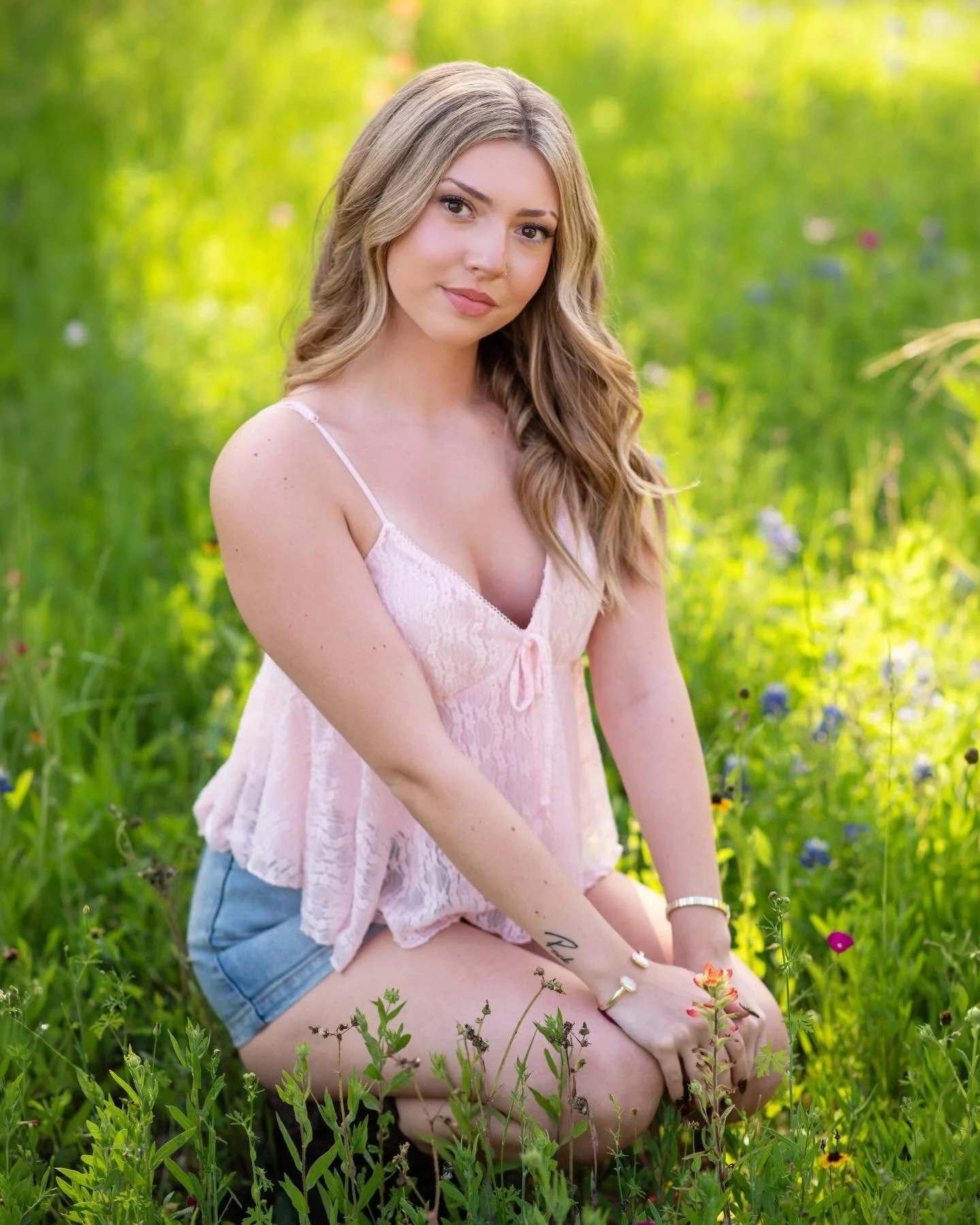 Meet Kaelyn - JHS Class of 2026 and future Houston Coog! ❤️
⠀⠀⠀⠀⠀⠀⠀⠀⠀
She's an amazing kid - great big sister, daughter, student and friend. We had a blast at her photoshoot. She wanted natural and flowers and I'd say we delivered and she served (did