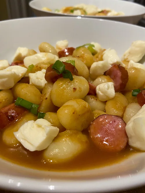 Poutine gnocchis saucisses