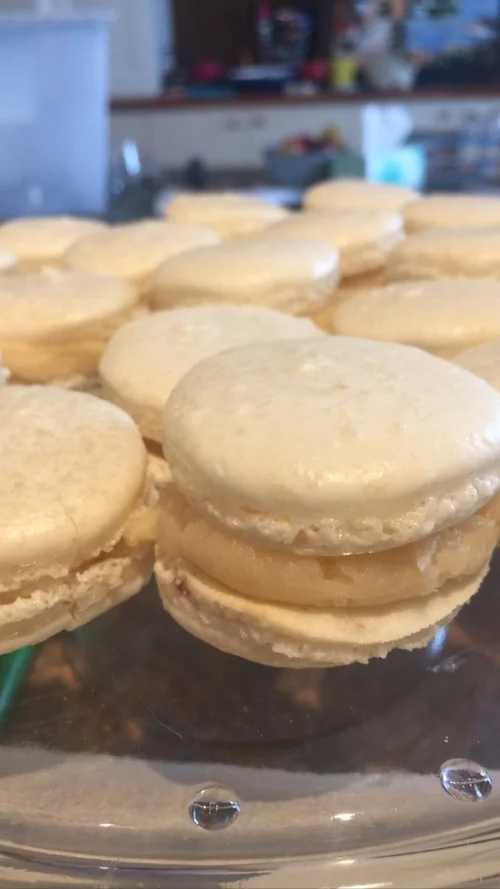 Macaron au caramel salé