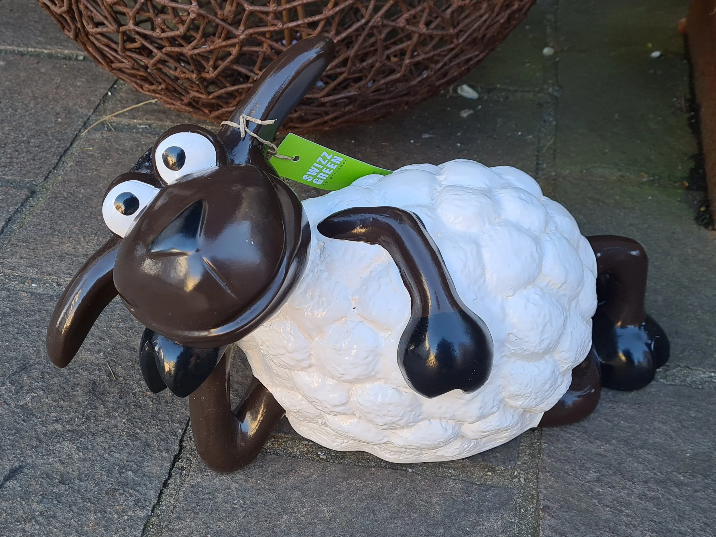 liegendes Schaf in weiss