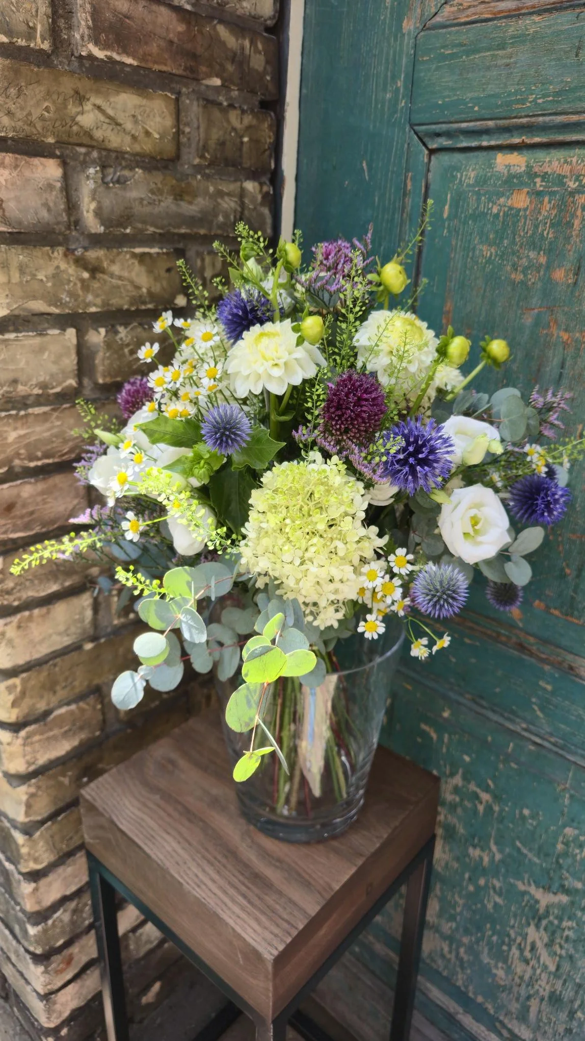 weiss-blauer Wiesenstrauss mit Blumen aus der Region