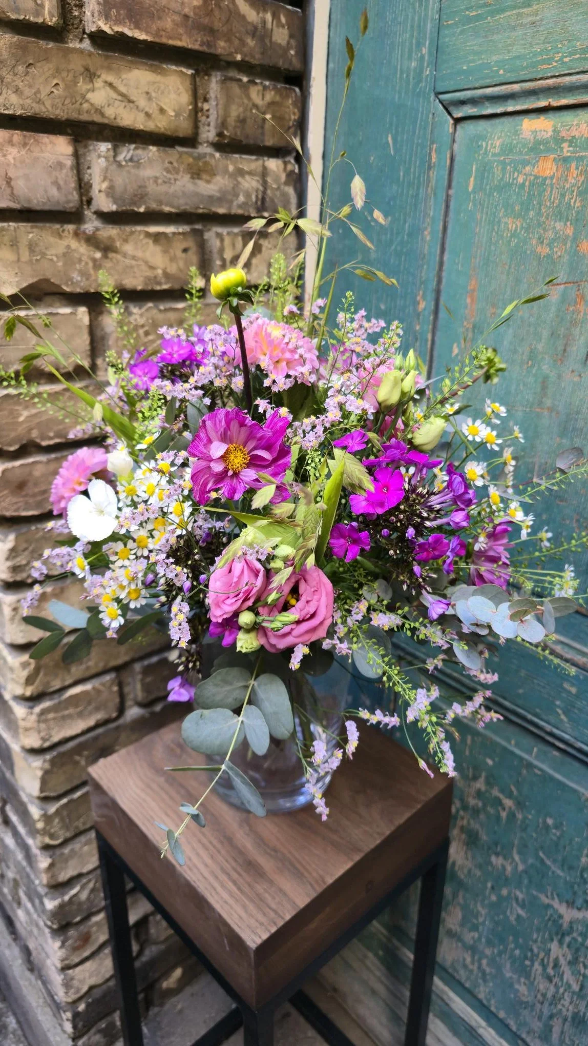 pink/ rosa farbiger Wiesenstrauss mit Blumen aus der Region