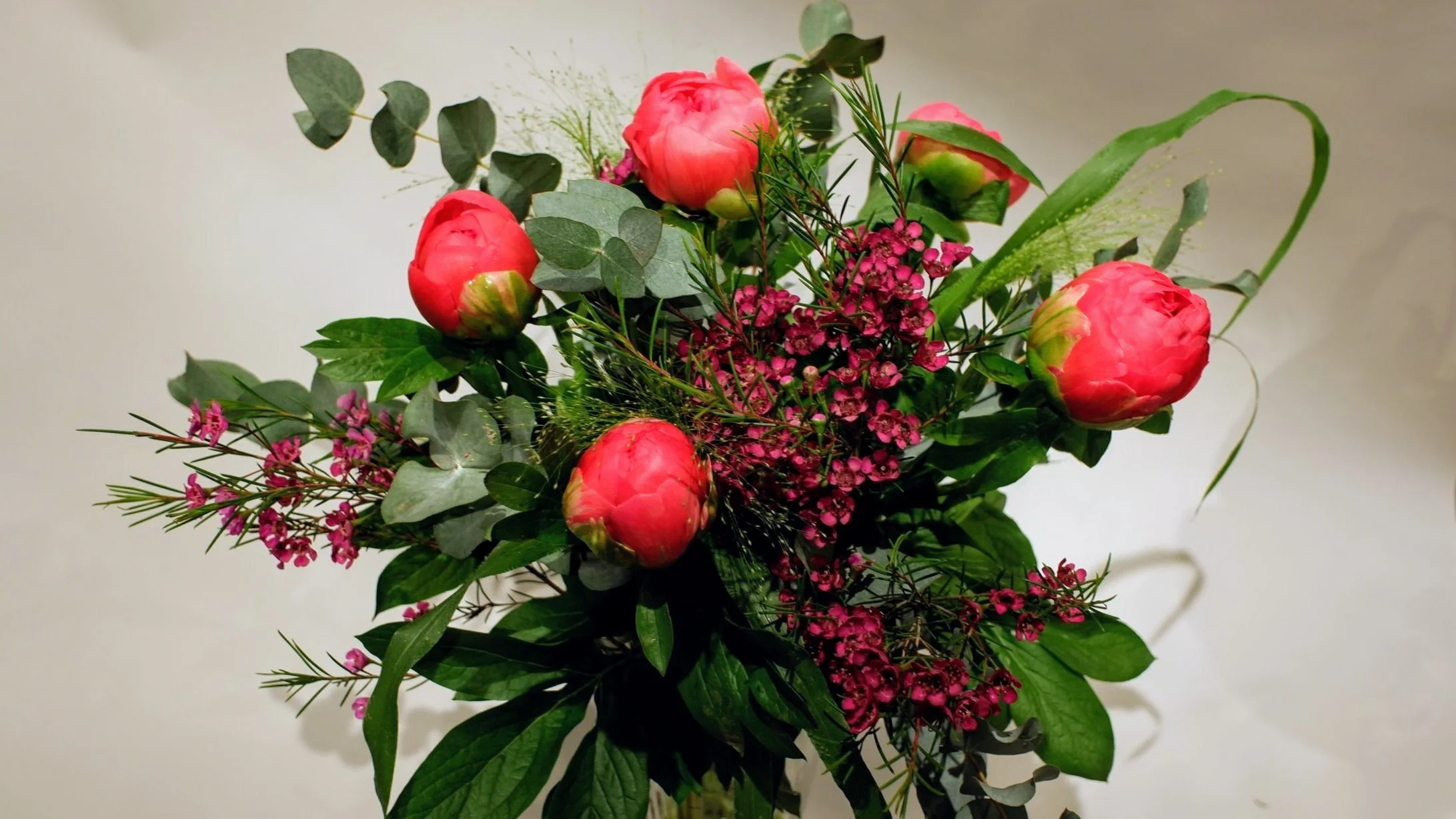 Pfingstrosenstrauss mit Beiwerk blumig