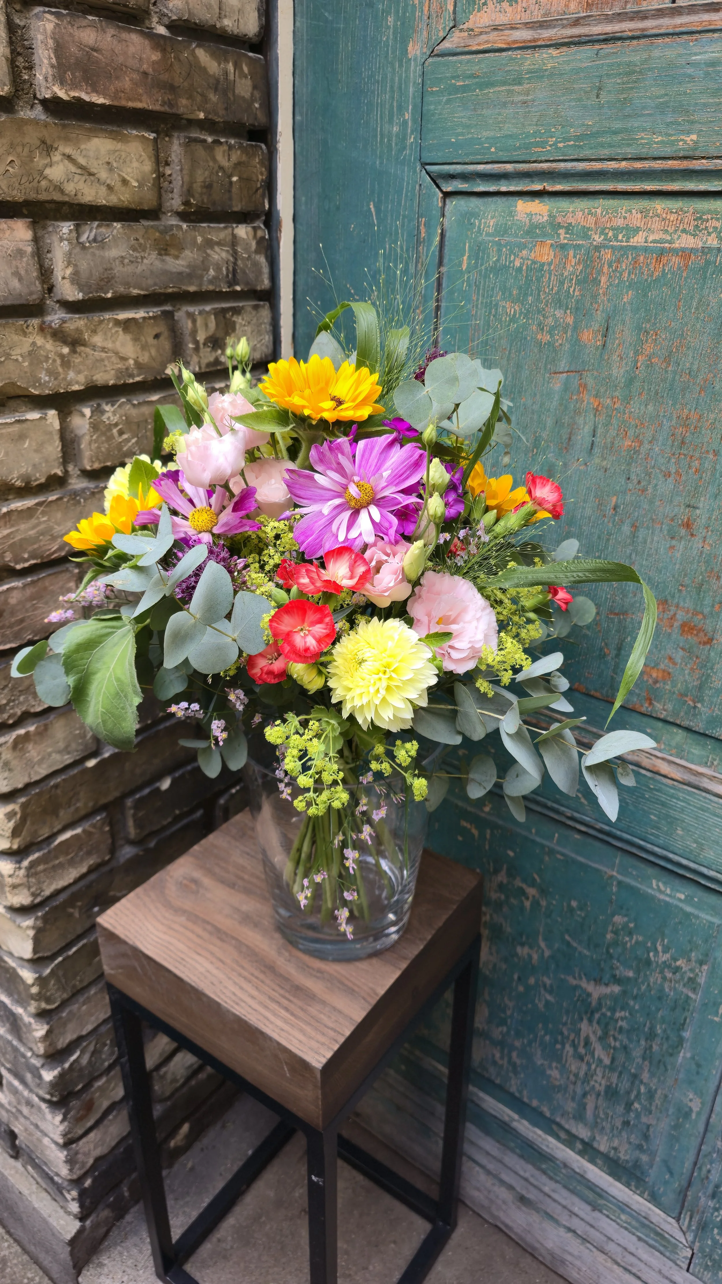 bunter Wiesenstrauss mit Blumen aus der Region