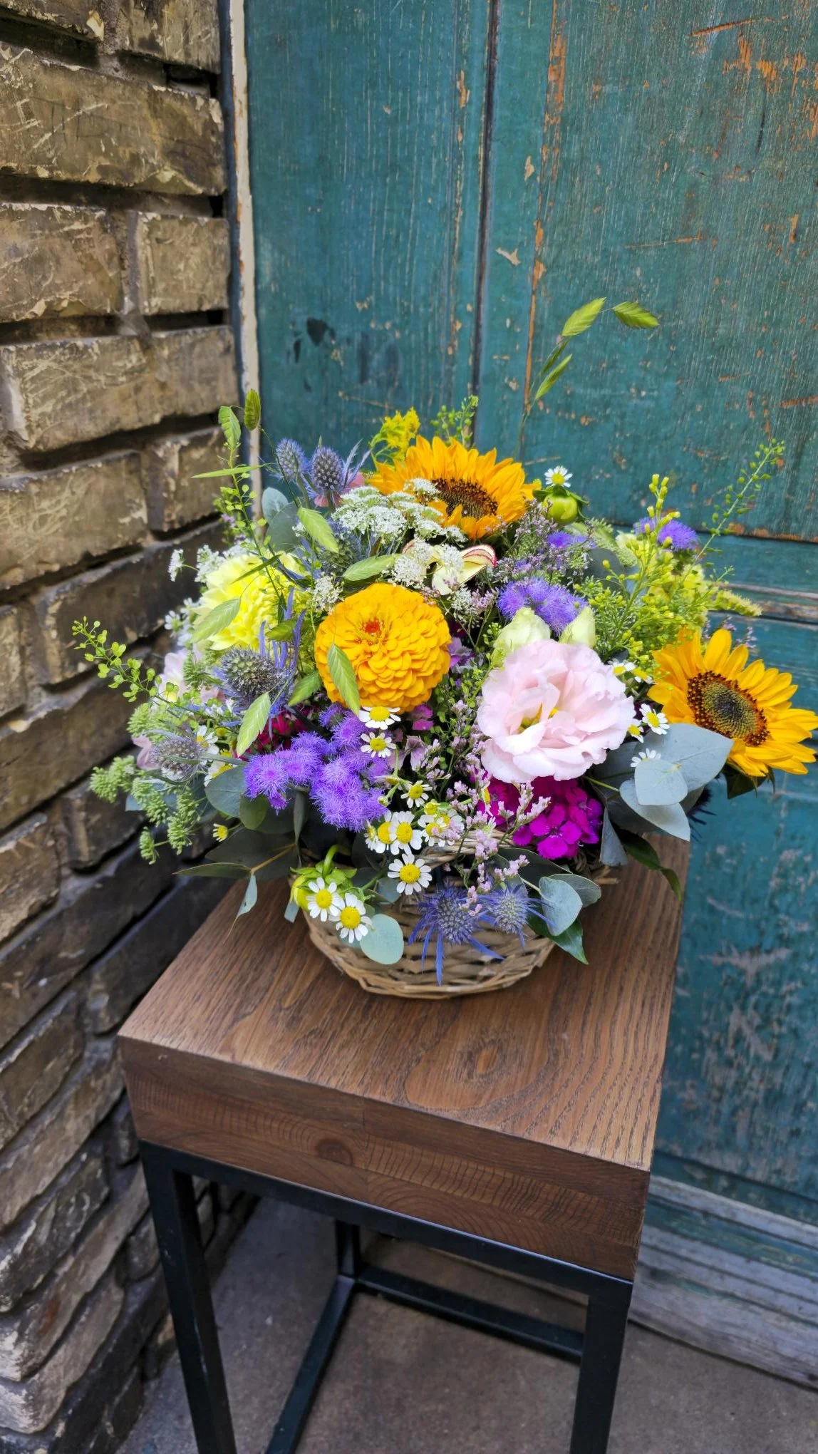 Gesteck aus bunten, saisonalen Blumen