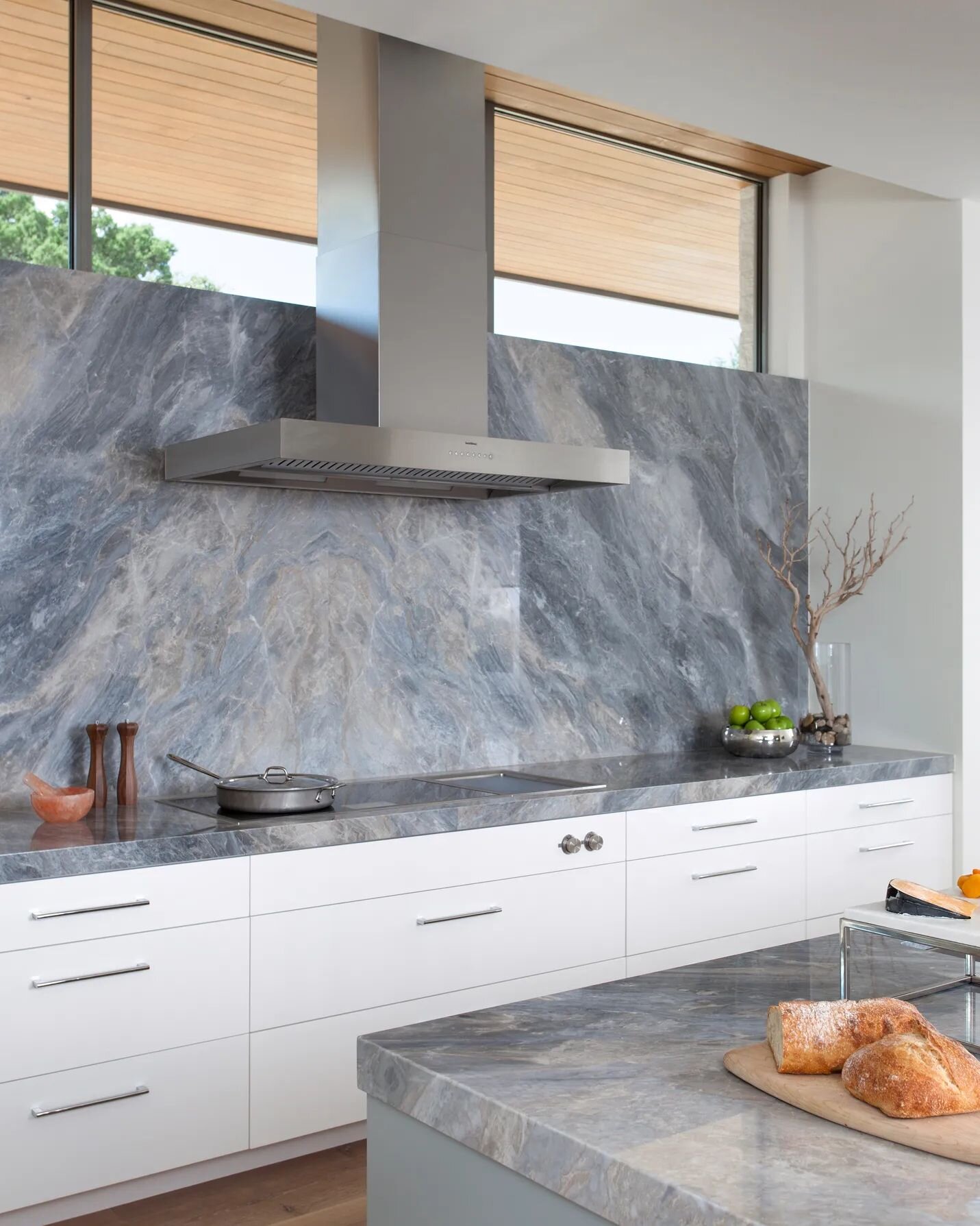 #flashbackfriday to this award-winning kitchen design with exquisitely book-matched Bardiglio backsplash. The silky veining perfectly complements the clean lines of the kitchen. 

#beautifulhomes #interiordesign #austininteriordesign #texashomes #int