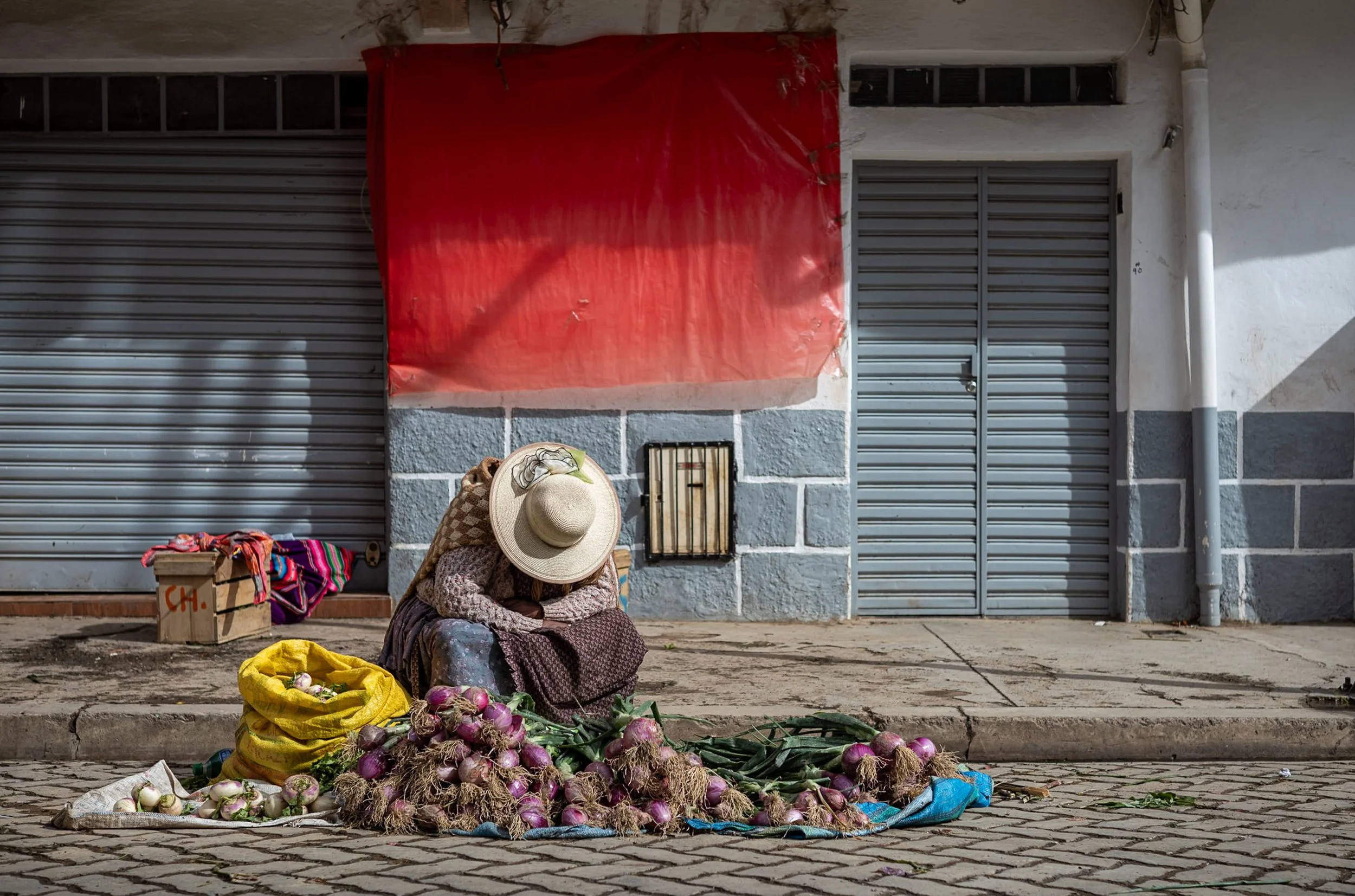 Cholita snoozing in El Alto market