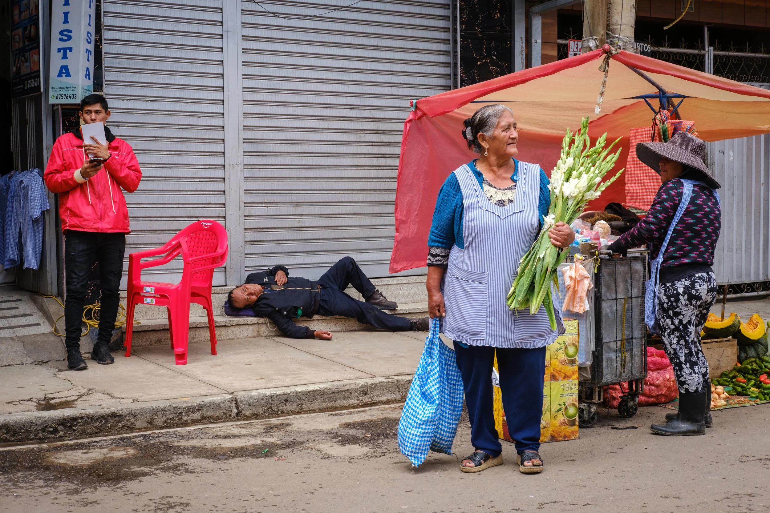 Man passed out in Triangulo market in Cochabamba