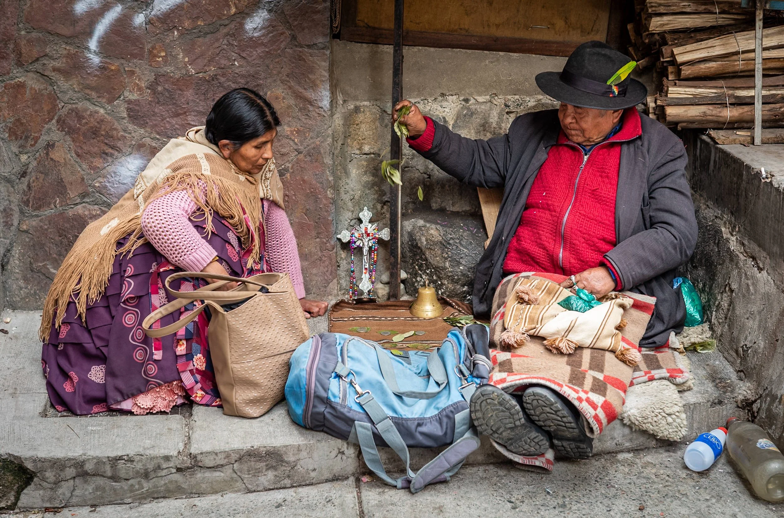 Amauta performing ritual with coca leaves