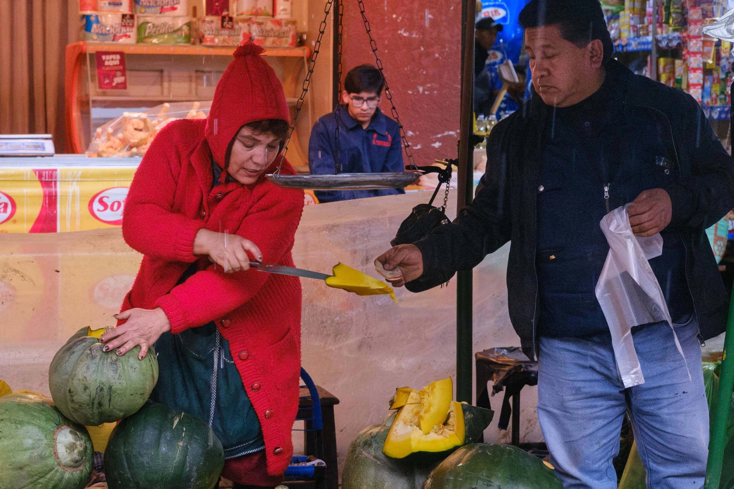 Sampling pumpking in Triangulo market in Cochabamba