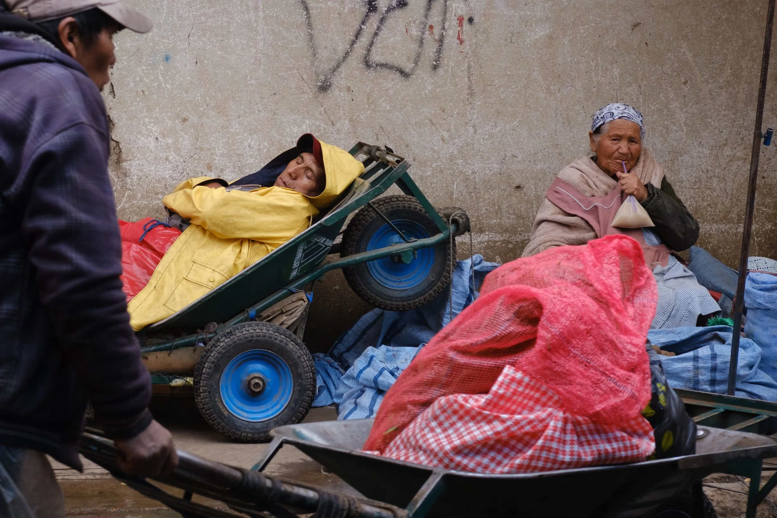 Cart man resting in Triangulo market in Cochabamba